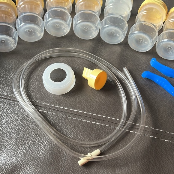 5- 5ozs Medela Breastfeeding Bottles, 9- 2 ozs bottles, Saftey First Medcine lot - Picture 8 of 15